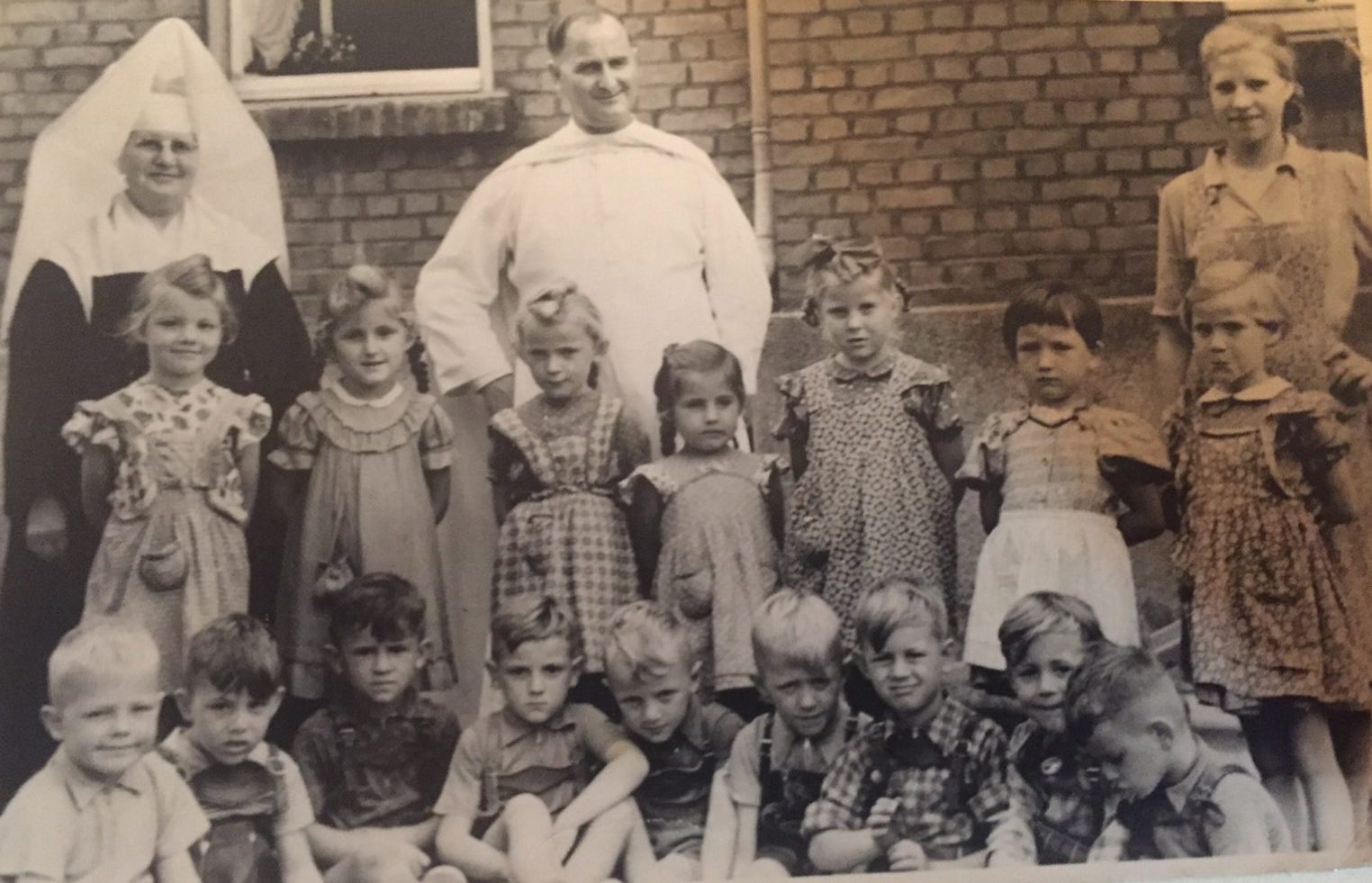 Die Kindergarten-Kinder von 1956 mit Schwester Vigelanzia.